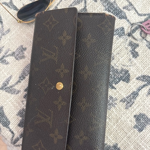 SOLD🤍
Louis Vuitton wallet with LV box - Picture 2 of 4